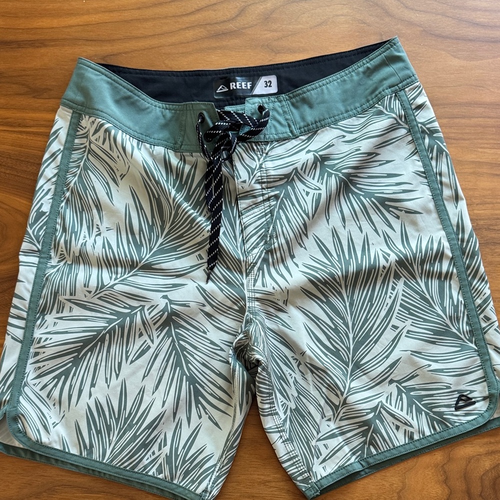 Reef board shorts - 32 new